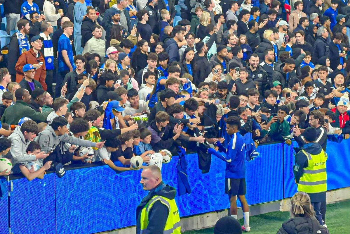 OlagokeAdeoye's tweet photo. Starboy getting massive love from the fans in Sydney 💙 @viral @ChelseaFC @justcfc https://t.co/ZcHhFfwzsS