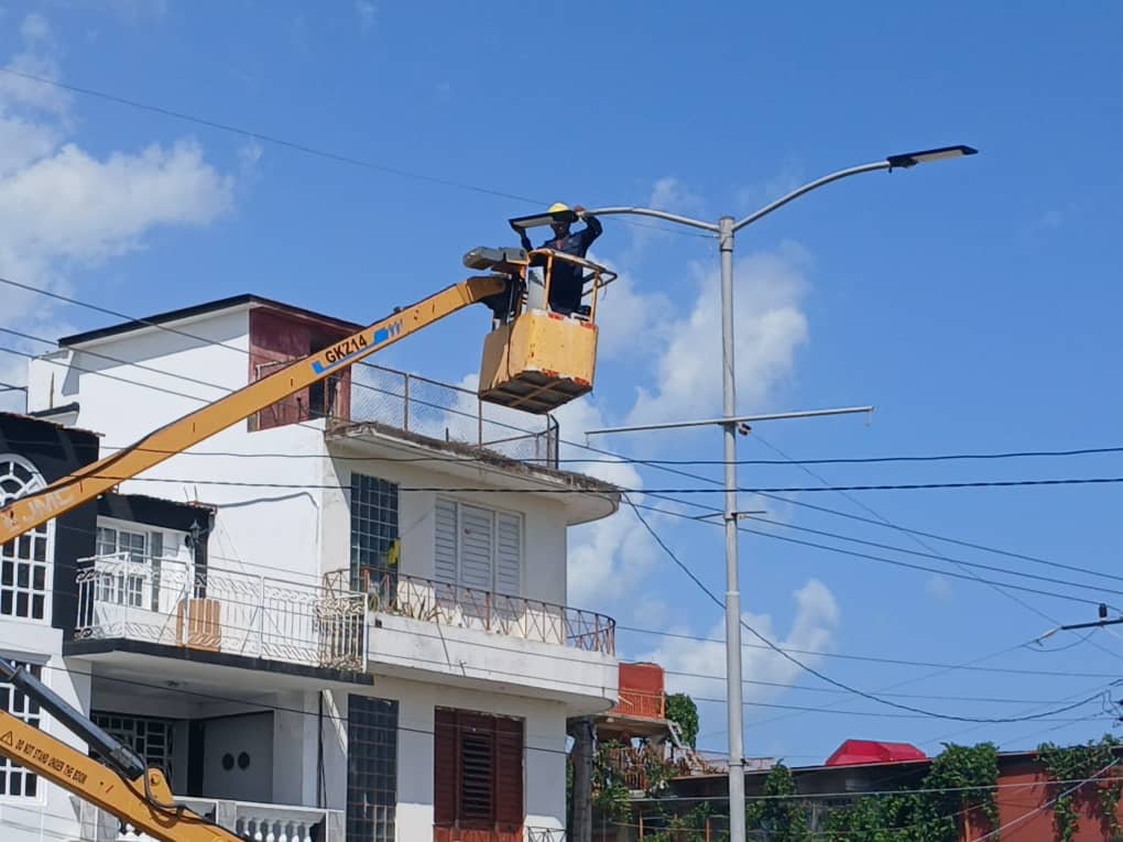 ReyLuisCorrea3's tweet photo. #SantiagoDeCuba avanza en el uso de energía solar para enfrentar la contingencia energética.  

 Ya se instalan luminarias fotovoltaicas en avenidas clave como Céspedes, Garzón, Plaza de Marte y Ferreiro, con planes de expansión a otras vías principales. #MiMoncadaEsMiPatria https://t.co/K3OsN9uRhi