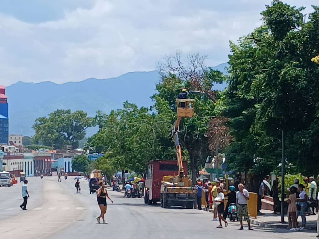 ReyLuisCorrea3's tweet photo. #SantiagoDeCuba avanza en el uso de energía solar para enfrentar la contingencia energética.  

 Ya se instalan luminarias fotovoltaicas en avenidas clave como Céspedes, Garzón, Plaza de Marte y Ferreiro, con planes de expansión a otras vías principales. #MiMoncadaEsMiPatria https://t.co/K3OsN9uRhi