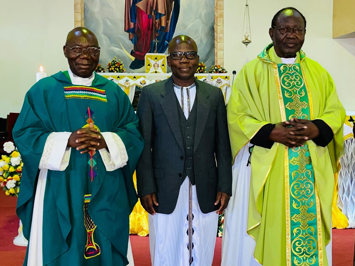 BugandaKingdom_'s tweet photo. Okusabira Kabaka mu Kkereziya ya Lugazi Cathedral, Mary Queen of Peace.

Omwami wa Kabaka ow'Essaza Kyaddondo,  Oweek. Ahmed Matovu Magandaazi y'asomye obubaka bwa Katikkiro eri Abakristo abeetabye mu mmisa omubadde okusaba n'okwebaza Katonda olw'emyaka 33 Kabaka Mutebi II gye yakamala ng'atudde ku Nnamulondo.

Mmisa ekulembeddwa Rev. Fr. Makoboza Charles Lwanga ate nga Omutesiteesi w’emirimu mu Kkereziya eno Fr. Ignatious Kibowa y'ayanirizza Kaggo mu kifo kino.

Mu bubaka bwa Katikkiro asabye abantu bonna abaagaliza Buganda ebirungi okwongera okwegatta mu kaweefube w'okukuuma obuwangwa l, okutumbula obumu n'okukolera awamu okusitula omutindo okusobola okuzza Buganda ku ntikko.

Ku lulwe Kaggo, yebazizza nnyo Abakulembeze b’e Kanisa eno olw’enteekateeka ennungi, era yebazizza Omutambizi Omukulu olw’enjiri ssaako n’Abakristu olw’okujjumbira enteekateeka za Kkereziya n'okubaawo mu bungi mu kusabira Nnyinimu.

#Amatikkira33