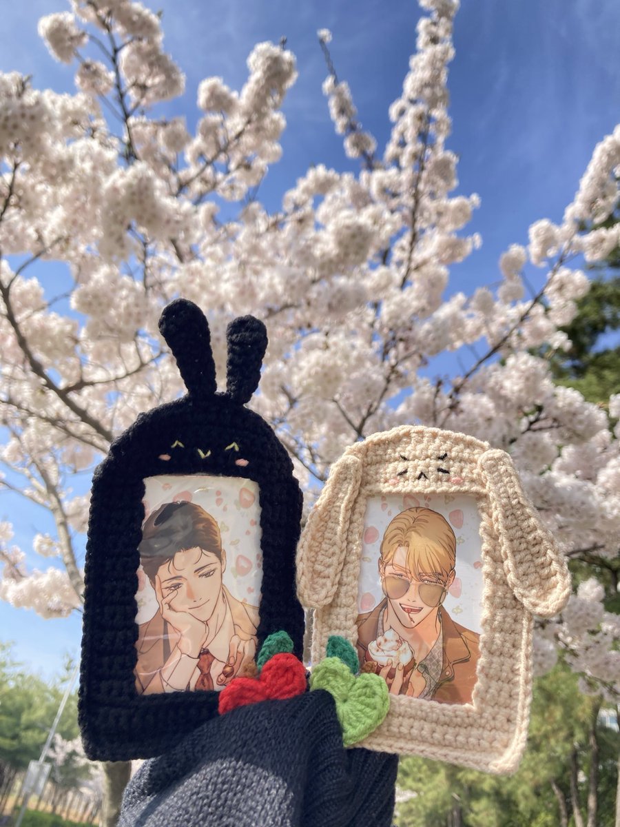 yuyu___0817's tweet photo. #배드애플 2코인 할인 기념으로 급하게 #RT 이벤트 엽니다🍎❤️‍🔥

본 게시글을 RT 해주신 분들 중 한 분을 추첨해 사진 속 포카홀더를 보내드려요!
(새로 제작한 것을 보내드리므로 약간의 차이는 있을 수 있고, 일반 포카 사이즈 맞춤 입니다)

💛 한국 내 배송만 가능(반택 이용 예정, 배송비 제가 부담합니당)
💛 탐넘, 아무나 다 참여 가능
💛 8/1 오후 9시 당첨자 발표
💛 당첨자에 한해 배드애플 100% 소장인증 받습니당

배드애플 많관부~!🍎🍏💕💕