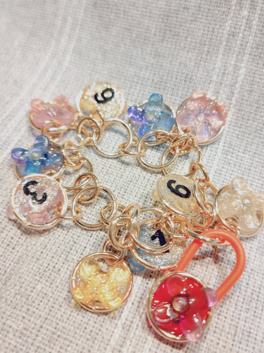 amiamu27's tweet photo. 今日はレジンと金属で段数カウンターを作りました。夏っぽく、涼しげに作れたと思います⸜(*˙꒳˙*)⸝
 #編み物だいすき
 #段数カウンター
 #レジン作品 https://t.co/MPlGHUBX26