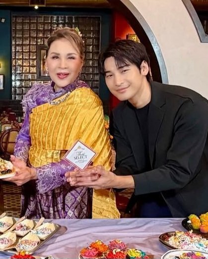 Apo555Trend's tweet photo. 🎪 Apo at the Thai SELECT Event ✨

📸 Source: Instagram nichax

🇹🇭 Apo attended a Thai SELECT promotional event, where he was photographed with a colorful selection of Thai dishes and traditional desserts.

🍽️ The photos capture a warm and cheerful celebration of Thai cuisine and culture.

#ThaiSELECTFestival
#ThaiFoodNYC #ApoNattawin #ThaiSELECTUSA
