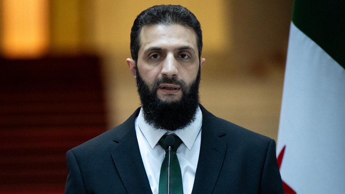 ConflictTR's tweet photo. Suriye Cumhurbaşkanı Ahmed Şaraa:

Lübnan'daki herhangi bir kaos doğrudan Suriye'yi etkileyecektir.

Lübnan devletinin silah tekelini ve barış ve savaş konusundaki kararını destekliyoruz.

Savaşın bölgeye yayılmasından korkuyoruz. https://t.co/S4oi3vGJpm