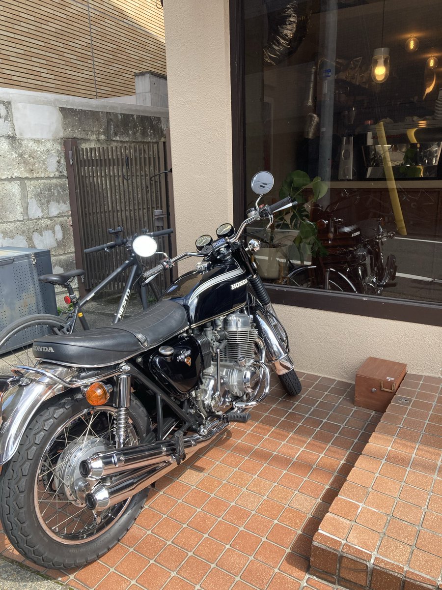 garage5020's tweet photo. 早朝カフェツーリング！
早起きしたので暑くならないうちの朝ツーリング。向かった先は8時から開いている都内カフェ！この夏は熱中症にはなりたくないから10時には帰宅がベストかなと。夏限定のジェットヘル&amp;カードコバーンサングラス！#cb750four #朝ツーリング #ジェットヘルメット #カートコバーン https://t.co/NL5Egk11lv