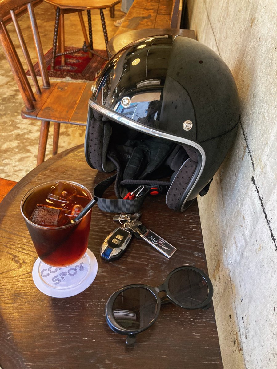 garage5020's tweet photo. 早朝カフェツーリング！
早起きしたので暑くならないうちの朝ツーリング。向かった先は8時から開いている都内カフェ！この夏は熱中症にはなりたくないから10時には帰宅がベストかなと。夏限定のジェットヘル&amp;カードコバーンサングラス！#cb750four #朝ツーリング #ジェットヘルメット #カートコバーン https://t.co/NL5Egk11lv