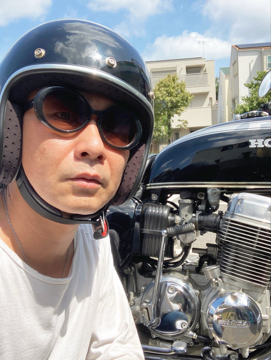garage5020's tweet photo. 早朝カフェツーリング！
早起きしたので暑くならないうちの朝ツーリング。向かった先は8時から開いている都内カフェ！この夏は熱中症にはなりたくないから10時には帰宅がベストかなと。夏限定のジェットヘル&amp;カードコバーンサングラス！#cb750four #朝ツーリング #ジェットヘルメット #カートコバーン https://t.co/NL5Egk11lv