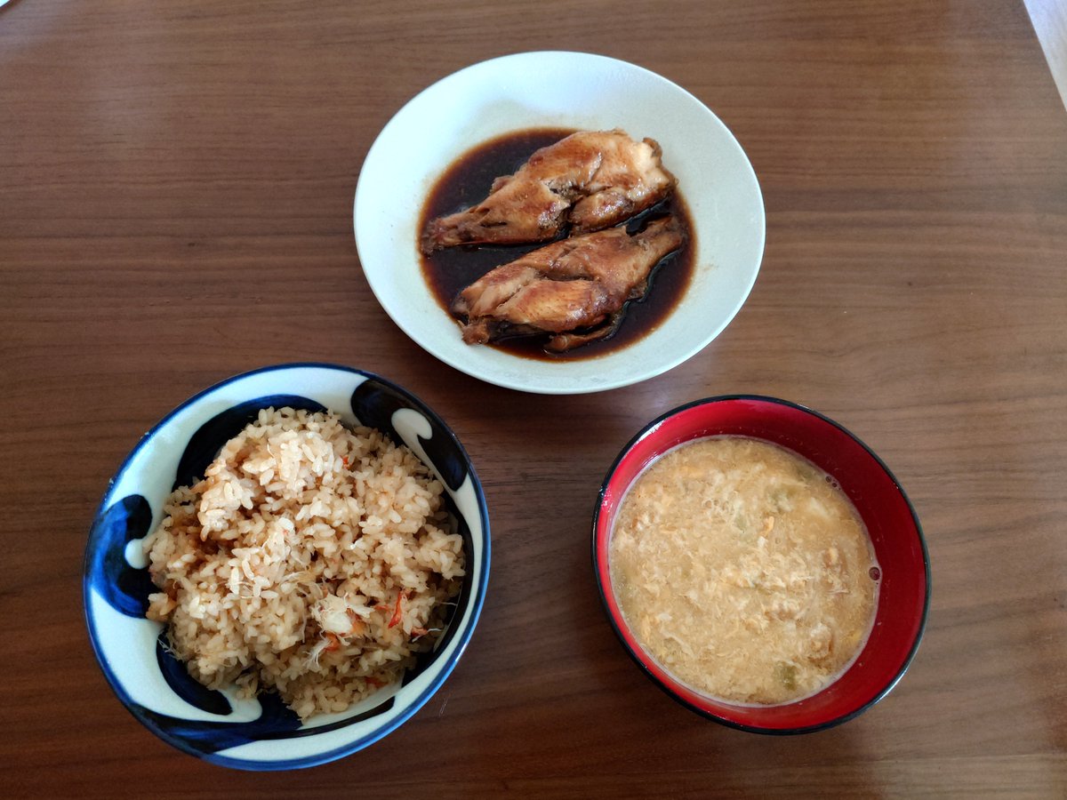 kenken18go's tweet photo. 今日の晩飯
カニ飯とキンキの煮付け
あげと卵の味噌汁だ
美味いわ〜
最強だわ〜
前に貰ったズワイガニとキンキ
ようやく料理した
高級だな
#晩飯 https://t.co/0VD6JcjAuM