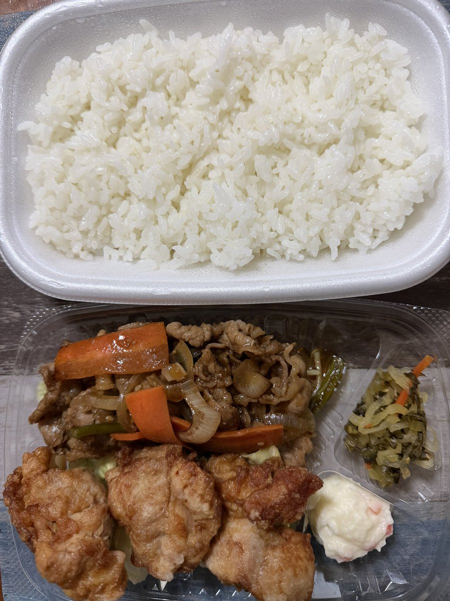 dmocrustpunk's tweet photo. ラーメンにでもしようかな？と
思ったけど、暑いし夏バテだから
ほっともっとにした！
一応、肉をメインで元気回復したい…
無理だけど(T_T) https://t.co/cm5pIYHIgm