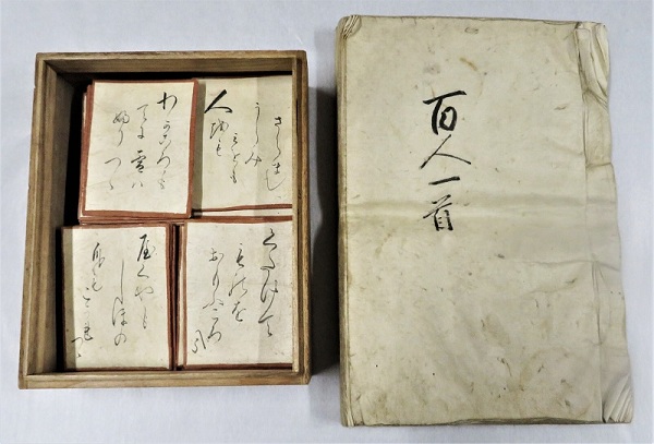 samu_archives's tweet photo. 昨日、今年度第1回の古文書講座を開催しました。今回のテーマは「くずし字で読む百人一首」。当館蔵・斎藤維男家資料の #百人一首 は、カルタは取り札のみで、歌とその解説が書かれた冊子がセットになっています。これをテキストに、#変体仮名 の読み方などを説明しました。 https://t.co/YQstwiS6ne