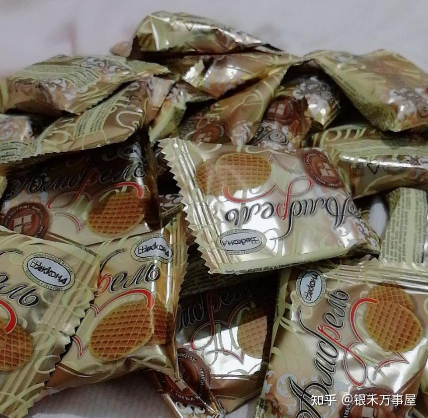 VaniaSevier's tweet photo. 谁懂啊！闺蜜塞的芝士小方越嚼越香，刚拆袋就炫了半盒，留着追剧当小零食的计划泡汤了 https://t.co/v4ukXODeho