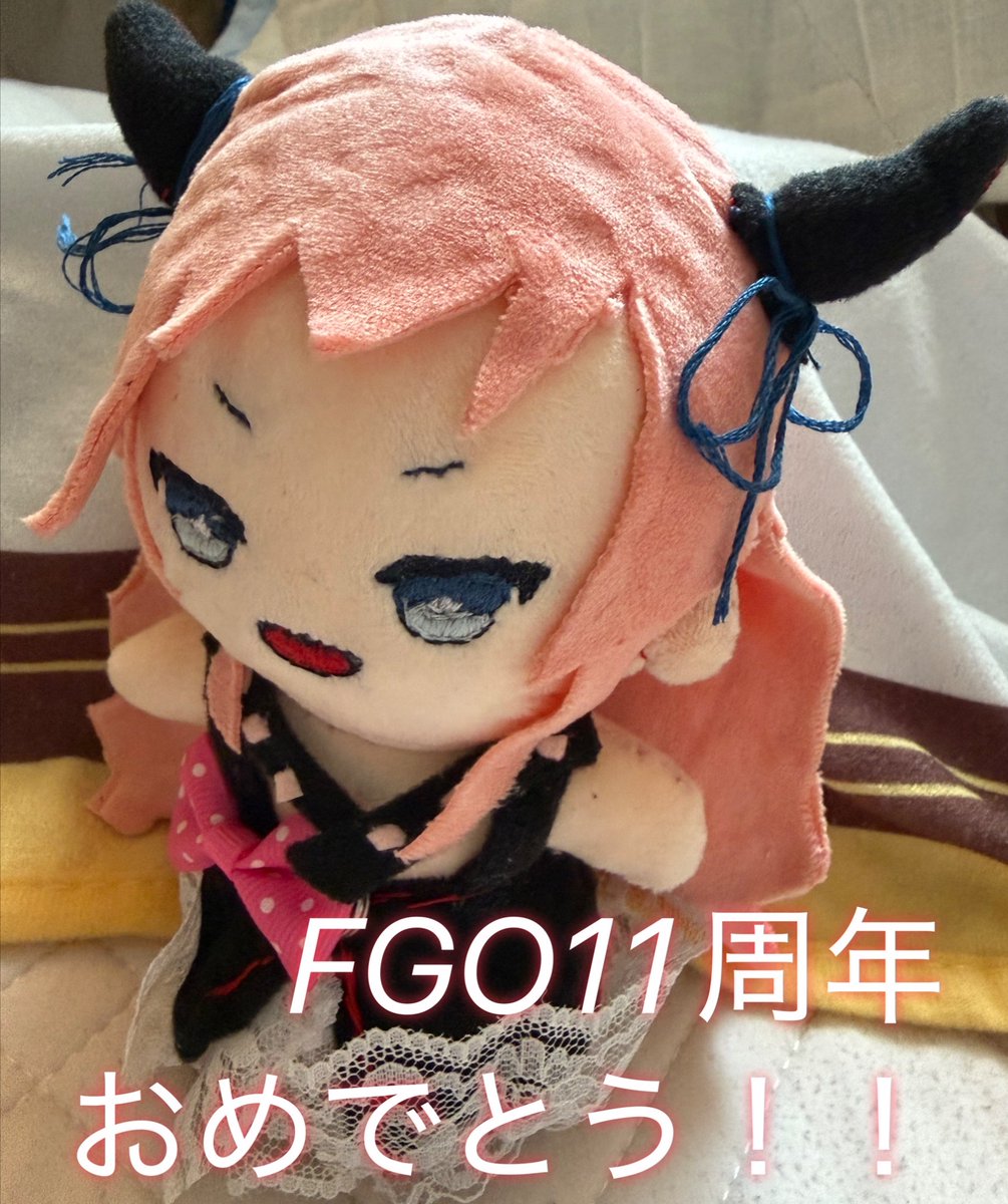 ij_ja's tweet photo. ぬいづくり2回目、推しの一人であるエリザベート・バートリーちゃんを手縫いで作成しました🙌前回よりお顔の刺繍がレベル上がったかな！？どんなに探してもエリちゃんの地毛の色のソフトボア生地を見つけられず、今回は九紋竜エリザ色で。次はコスチュームもっとレベル上げるぞ👊　#fgo11周年 https://t.co/VB7uCCv2QT
