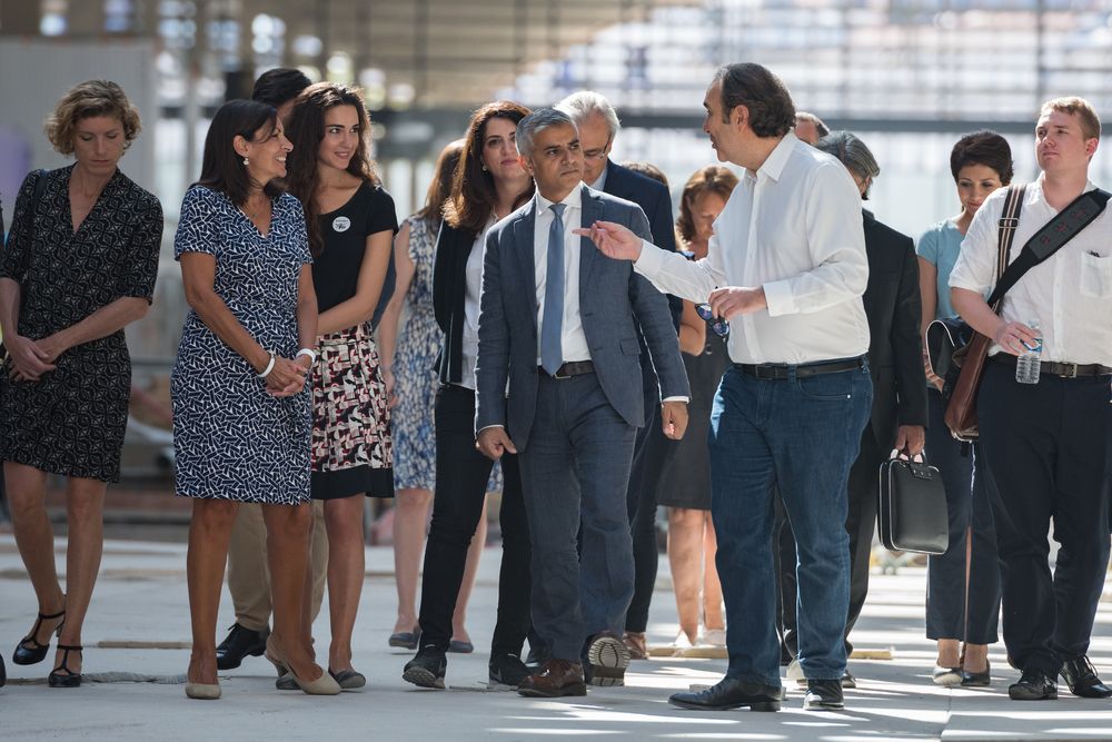 JusteMilieu3's tweet photo. 🏛️ Macron préparerait déjà son après-Élysée. Et Xavier Niel serait dans le coup. 📺

Selon le JDD du 5 juillet 2026, un poste sur mesure serait en discussion pour 2032. Le deal serait déjà bien avancé.

📍 Le scénario : un rôle flou, en lien avec Niel, pour garder la main sans disparaître du jeu politique.
📍 L'historique : Niel a mis Macron en contact avec Mimi Marchand dès 2016, au moment clé de la présidentielle.
📍 Le soutien : en pleine crise des Gilets jaunes, le milliardaire vantait déjà « un super président ».

Quinze ans de proximité, et ça continue. L'article complet en premier commentaire 👇