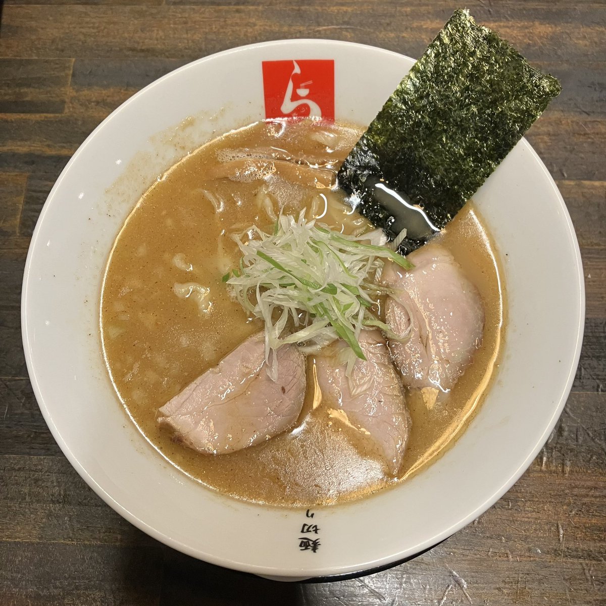 vanilledog20's tweet photo. 麺切り 白流
焼干しそば(アユ焼干し100)  白しょうゆ 手もみ麺　900円
とびこ汁めし けずり節　350円
カンパチのフライ　500円 https://t.co/qDVRkf7v7g