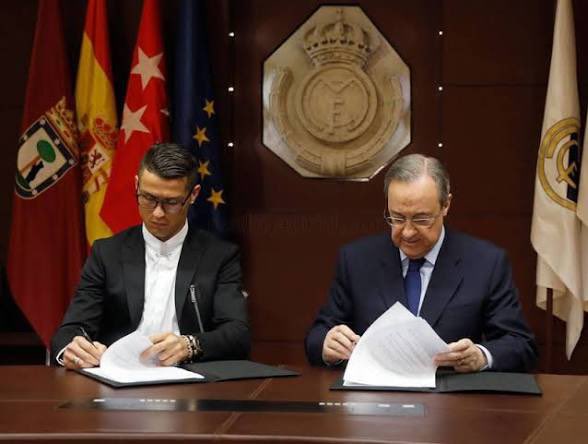 heis_fede's tweet photo. Even Cristiano Ronaldo renewed his contract before getting into salary war with Real Madrid after winning 3 consecutive UCLs. 😂😂😂 https://t.co/838wRDMfpp