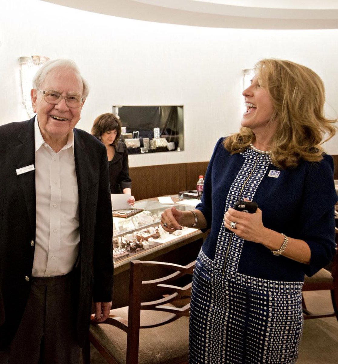 warrenbuffett66's tweet photo. Mary Rhinehart, a Berkshire CEO, is successfully running a $2.5B company in a male-dominated field #LeanInTogether https://t.co/hji6Ll3Bsk