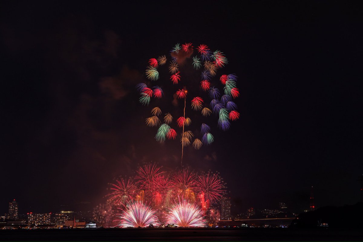 Lemo116's tweet photo. 広島みなと夢花火🎇 https://t.co/edddjB5kQW