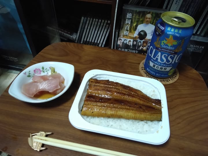 CD94698818's tweet photo. 昨日の晩酌は某スーパーでの鰻蒲焼と、セイコーマートのパックご飯とを合わせた『之も鰻重』。
＋ビンチョウ鮪のポン酢山葵和えに合わせたのは、ココは北海道らしくサッポロクラシック『夏の爽快』という具合。
先の投稿での鰻会席とのギャップが大きいが、これまた美味し。
ごちそうさまでした。 https://t.co/zfB3X8HOsm