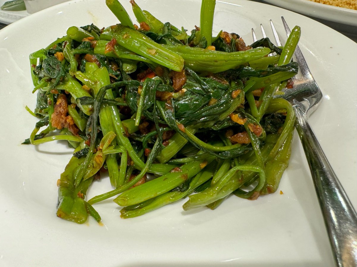 significativo_M's tweet photo. Tried crispy Singaporean chili crab for the first time—sweet-spicy sauce coating tender crab meat, total flavor explosion! https://t.co/yz8KfCcEjm