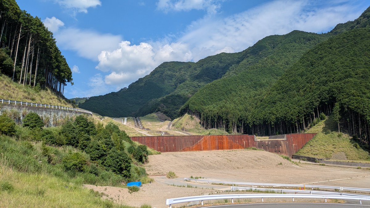 Futedon's tweet photo. 大規模な崩落地跡
山が半分無い⋯ https://t.co/RvPB8n5jD0