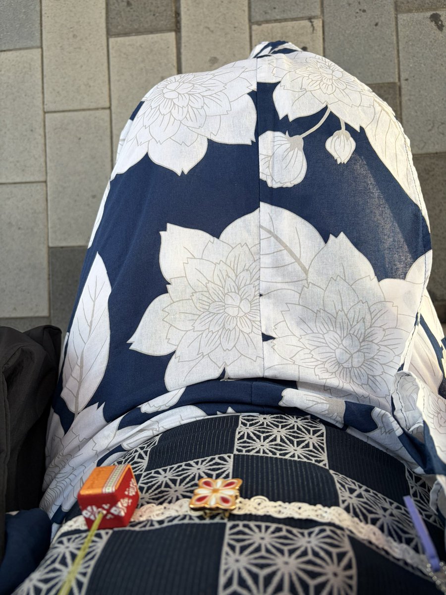 takki0527's tweet photo. 今日も夏祭り〜
知人が出店してる別イベントに寄ってからお祭り行ったら…長居はムリ🫠
参道と公園の2ヶ所でやってたんだけど、参道の方はイスあるけど狭くて割高で公園は座る所も日陰もなかった🫠
さっさと退散したら信号でバス乗れなかったから喫茶店で☕️ https://t.co/8l5EPMxpES