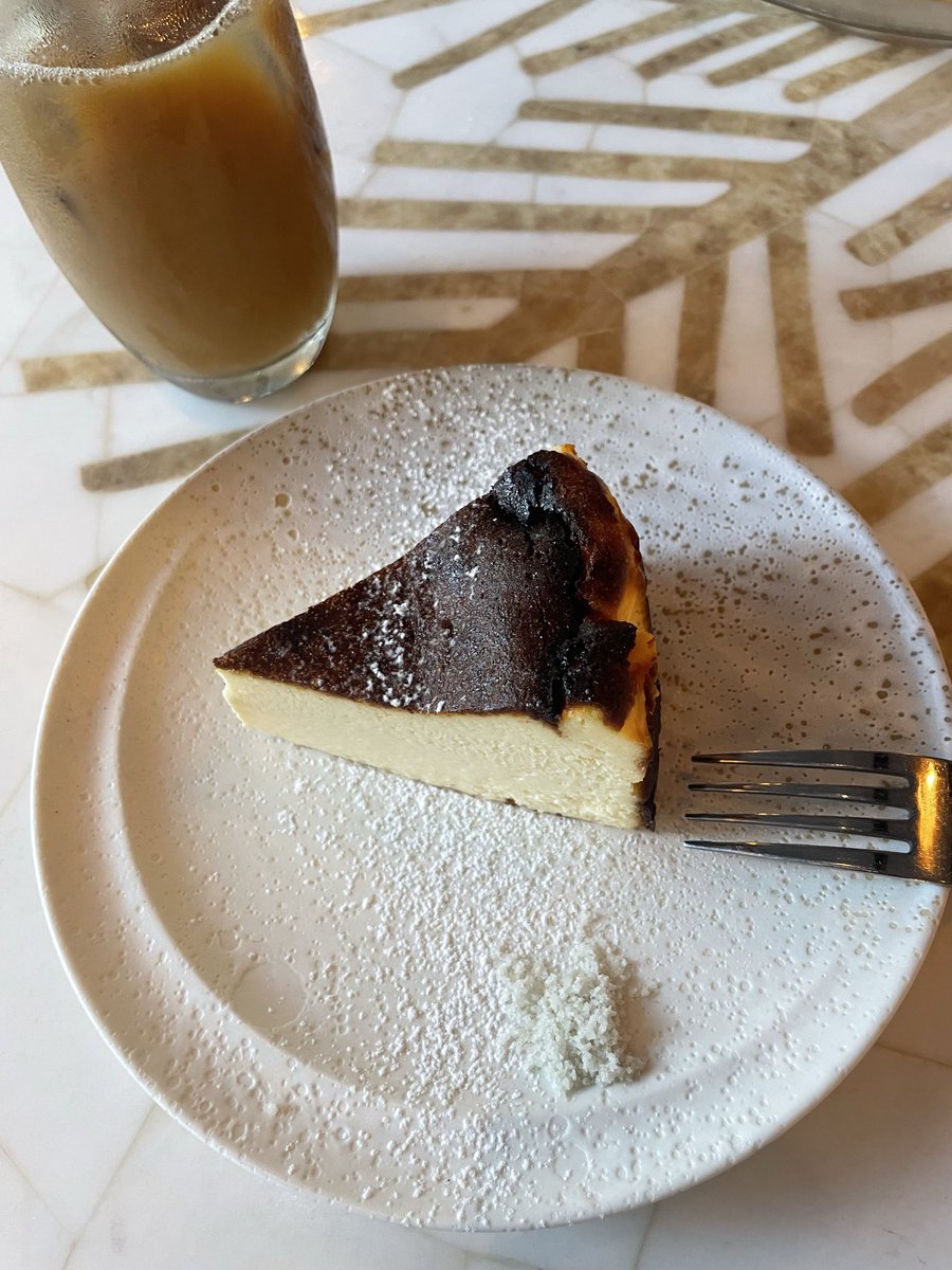 sky66618's tweet photo. 今日は用事の後、推し様のお気に入りの自家製バスクチーズケーキがあるお店へ🍽️
ちょうど案内された席が、大阪ライブの時に来店した推し様がおそらく座ったであろう席だったので、ちょっとテンション上がりました♪

今日も暑かったので、添えられたお塩が夏には特に美味しく感じました〜✨ https://t.co/zMlMNLmvPC