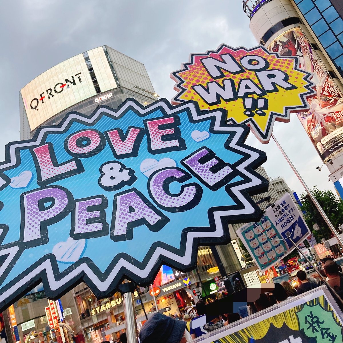 sukkkkkkkkkke's tweet photo. 時代はﾏﾁﾞ反戦だから✌

#渋谷交差点デモ
#渋谷スクランブル交差点デモ https://t.co/KmnTN2zvxg
