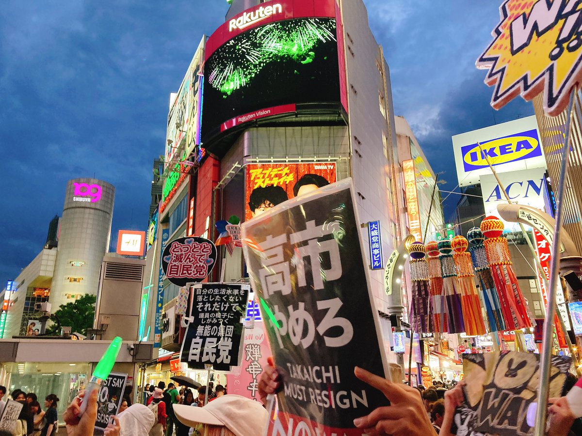 sukkkkkkkkkke's tweet photo. 時代はﾏﾁﾞ反戦だから✌

#渋谷交差点デモ
#渋谷スクランブル交差点デモ https://t.co/KmnTN2zvxg