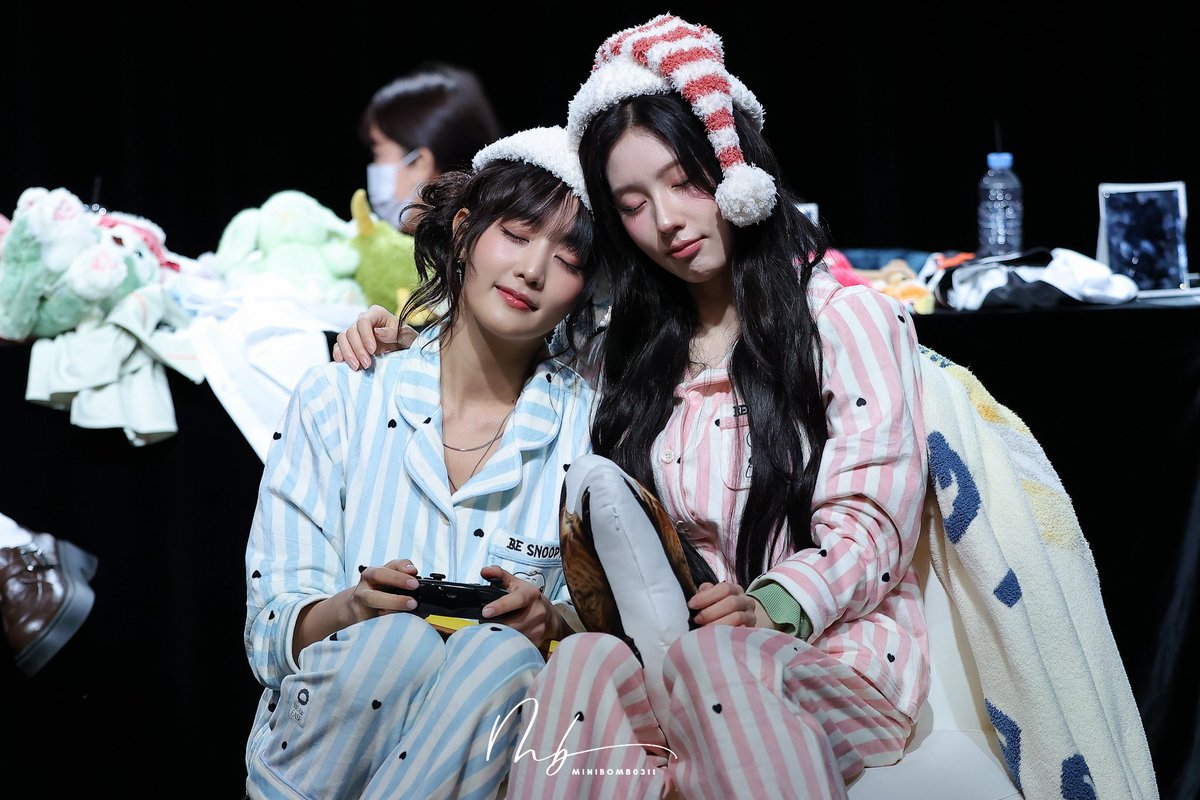 minibomb0311's tweet photo. 260726 민니 ❤️❤️❤️

Minnie &amp; miyeon ❤️

스위트한 땡땡자매🐶🐶

#IDLE #아이들
#민니 #미연 
#Miyeon #Minnie 
#มินนี่ #ミンニ https://t.co/Qo3QiQm4CL