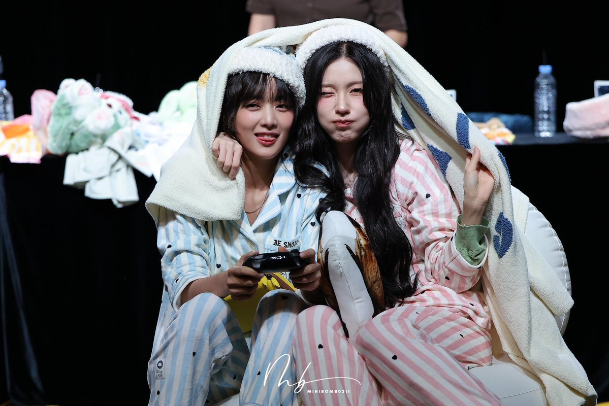 minibomb0311's tweet photo. 260726 민니 ❤️❤️❤️

Minnie &amp; miyeon ❤️

스위트한 땡땡자매🐶🐶

#IDLE #아이들
#민니 #미연 
#Miyeon #Minnie 
#มินนี่ #ミンニ https://t.co/Qo3QiQm4CL