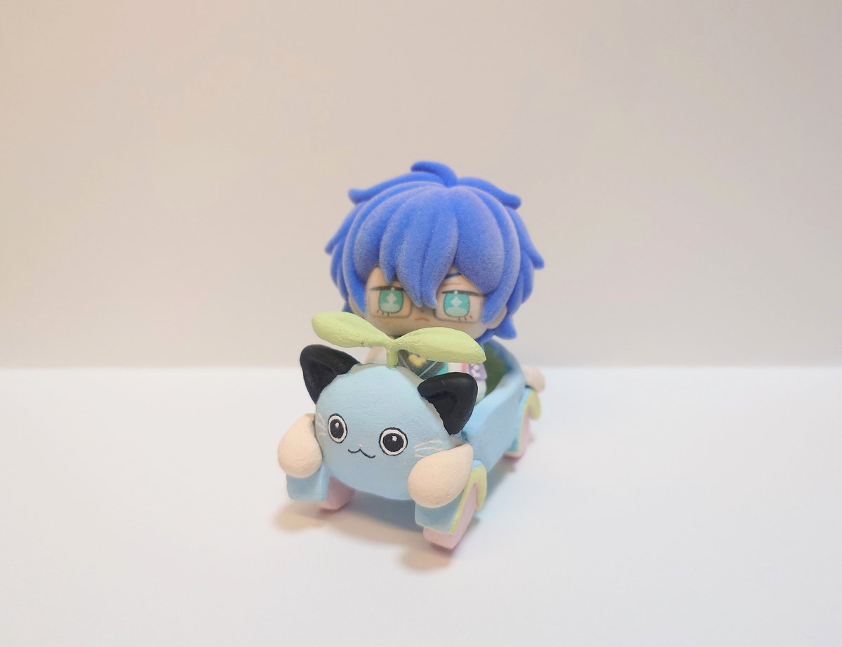 ume_nandemo's tweet photo. レオスくんのフロッキーマスコット届いたのでまめねこカー作りました🚗💨 https://t.co/ThTVBMpfI1