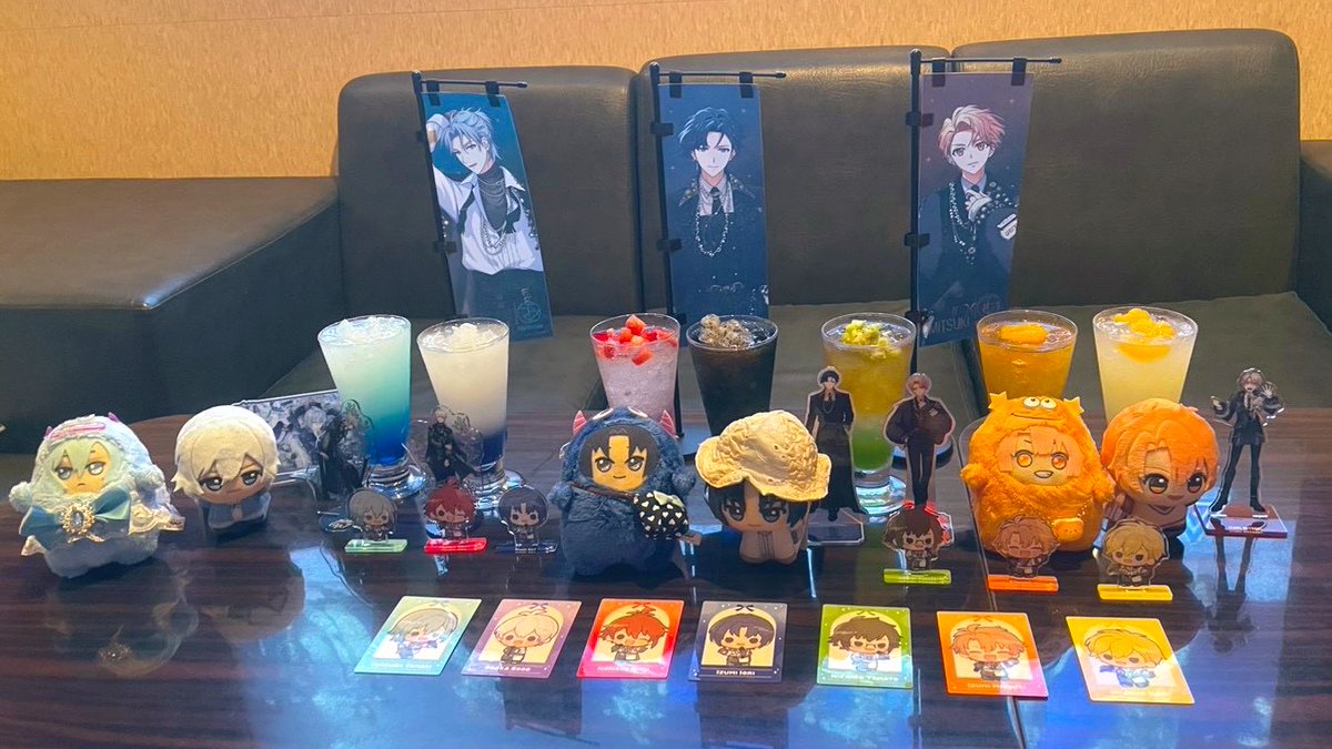 ne6i110's tweet photo. Special thanksちゃむちゃん🧡🩷はじめちゃん💙🩶
カード7人揃って大歓喜のオタクたち🍹
そしてJOYSOUNDに怪しい人影が… https://t.co/uL35p8uSF0