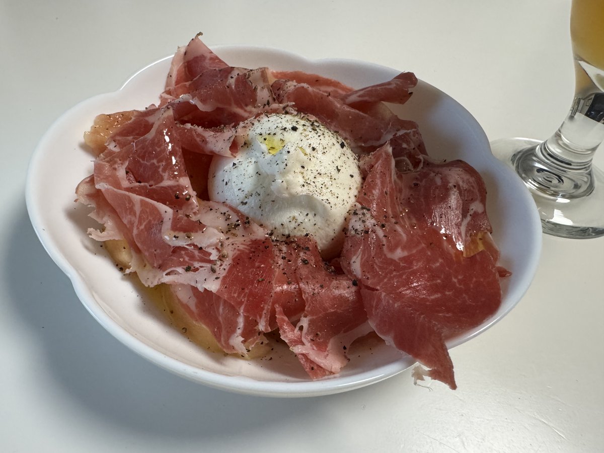 ikaudonk's tweet photo. 桃貰ったからブッラータと生ハムのカプレーゼにしたけどバジル買うの忘れてた
緑大事 https://t.co/yQrtOixE6l