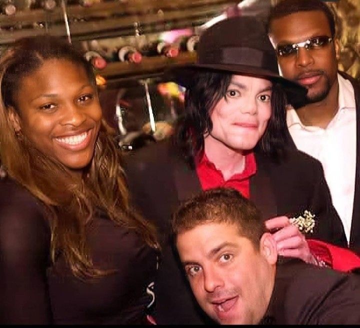 DullahTheking2's tweet photo. Serena Williams, Michael Jackson, Chris Tucker, and filmmaker Brett Ratner having dinner together...🔥

📷 2003. https://t.co/SYsPIR6Ct4