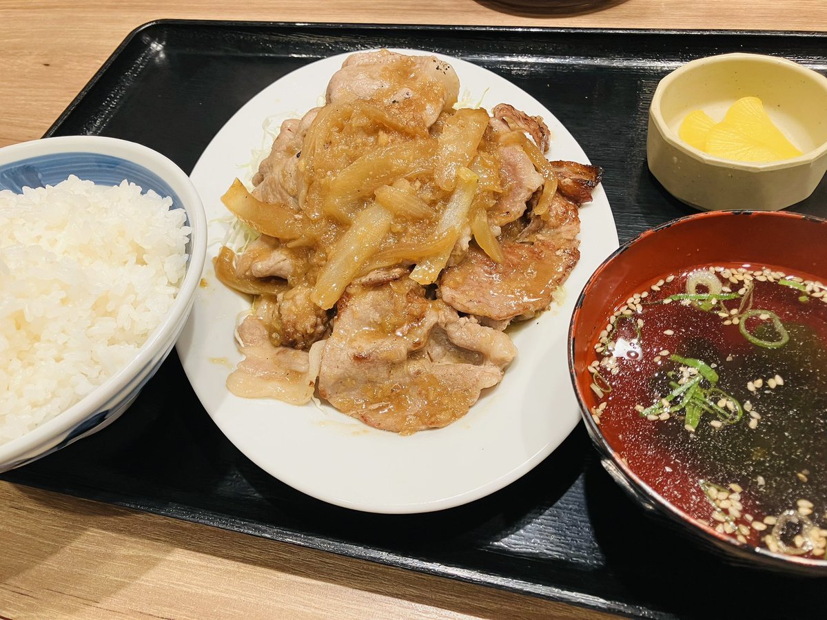 junichi731's tweet photo. あー日曜日も終わっちゃったな🥺
今日は地元立食い蕎麦屋
＃味元　で昼食べた😋

夜は野郎めしでしょうが焼定食
食べて明日の出勤にそなえるかなぁ🤔

＃千葉市
＃コロッケ蕎麦カレーセット
＃野郎めし
＃しょうが定食 https://t.co/D30Bq78FuV
