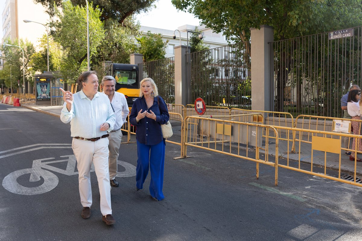 MADRID's tweet photo. 🚧Remodelamos Alonso Cano, en #Chamberí, para reequilibrar el espacio público

🔵Más de 1.200 m² para el peatón 
 🔵120 nuevos árboles y cerca de 2.000 arbustos

La delegada, @palomagromero, y el concejal, @jaimegtaboada, han visitado las obras.

👉🔗https://t.co/wyaH22n4rf https://t.co/bMzZeJ0l0w
