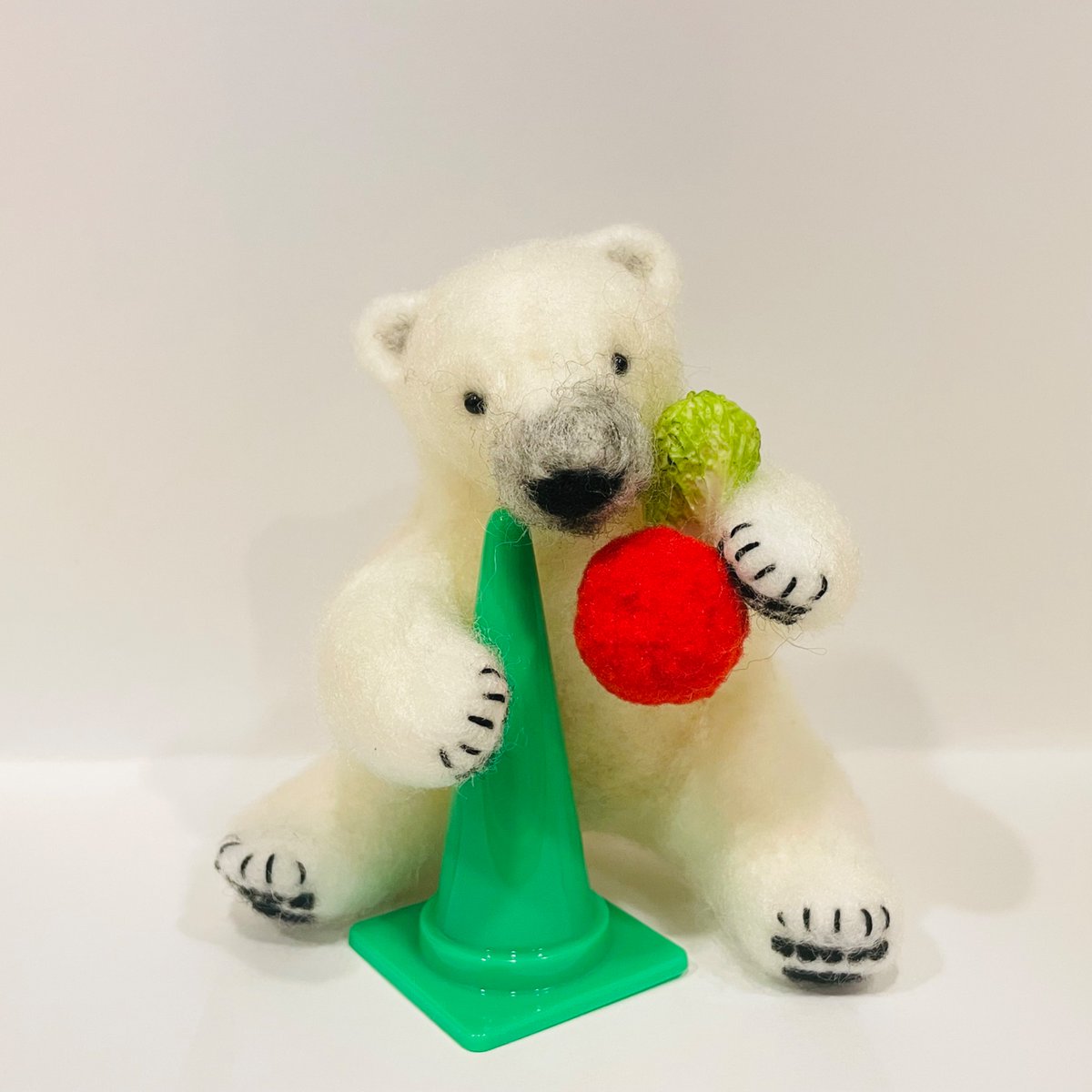 tamabeeko's tweet photo. ハッピーホウセットと大好きな白菜🥬でゴキゲンなホウちゃん🐻‍❄️

やっと羊毛ホウちゃん完成しました！
ポーラーベアコーストでのご対面が楽しみです😊

@YoshikoMoon4 先生
ありがとうございました
⚠️羊毛フェルト教室は秋までお休み中です

#羊毛フェルト
#羊毛ホウちゃん
#ホウちゃん https://t.co/tIypIBqrWX