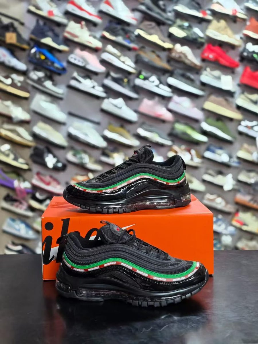 briepretty_728's tweet photo. I just love this shoes jameniiii🔥💯
Kuna thread iko pinned.
Mtapendaaa✅️✅️🥳

Airmax 97 undefeated 
size 38 to 45 
price 2600 https://t.co/ESi7rOI0y6