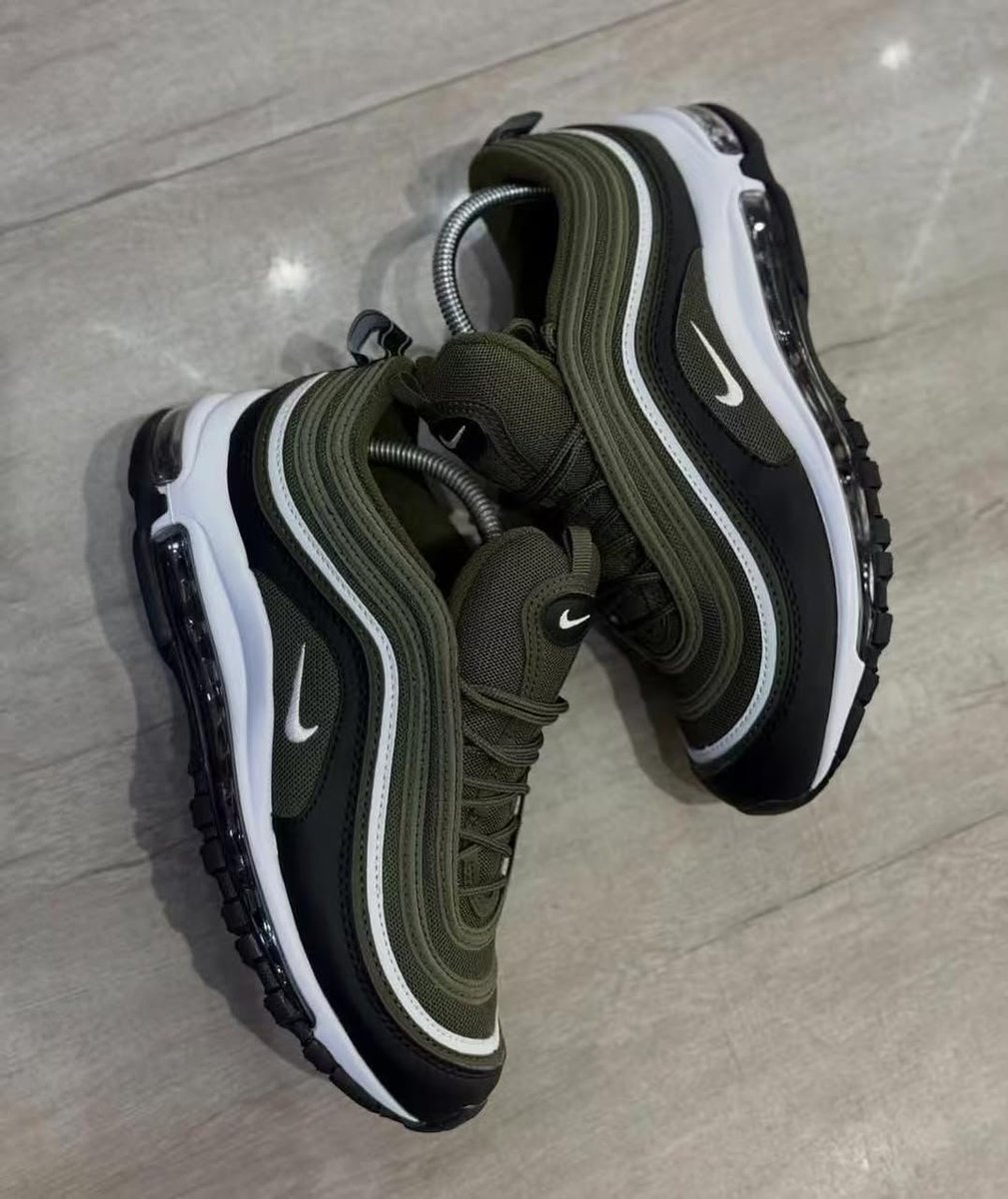 briepretty_728's tweet photo. I just love this shoes jameniiii🔥💯
Kuna thread iko pinned.
Mtapendaaa✅️✅️🥳

Airmax 97 undefeated 
size 38 to 45 
price 2600 https://t.co/ESi7rOI0y6
