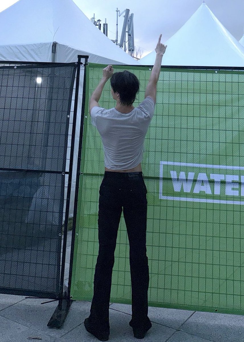 hyungwonspace's tweet photo. hyungwon’s body proportion are insane #형원 https://t.co/02uOB9O3KT