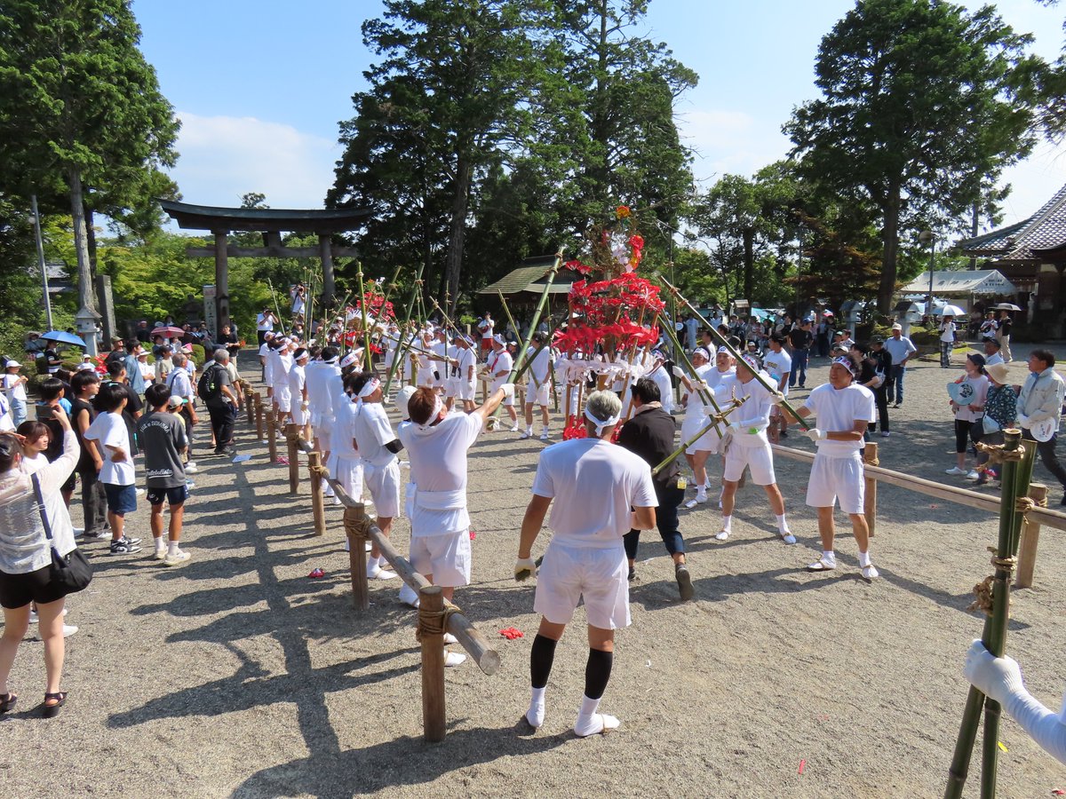 koukagion's tweet photo. 先日の大原祇園祭の宵宮祭の祠形燈籠踊と花奪い神事の様子です。 https://t.co/acUoNHluqb