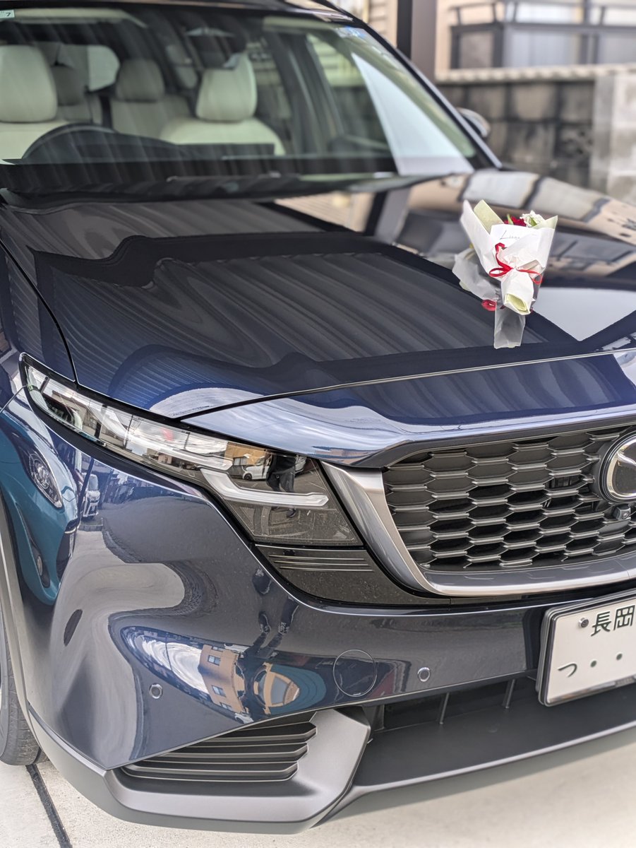taka14ms's tweet photo. 先代のアクセラも展示車上がりだったから、新車買うと花束もらえて店長以下スタッフ総出でお見送りしてもらえることを知った35歳。 https://t.co/TJcfVwdSX9