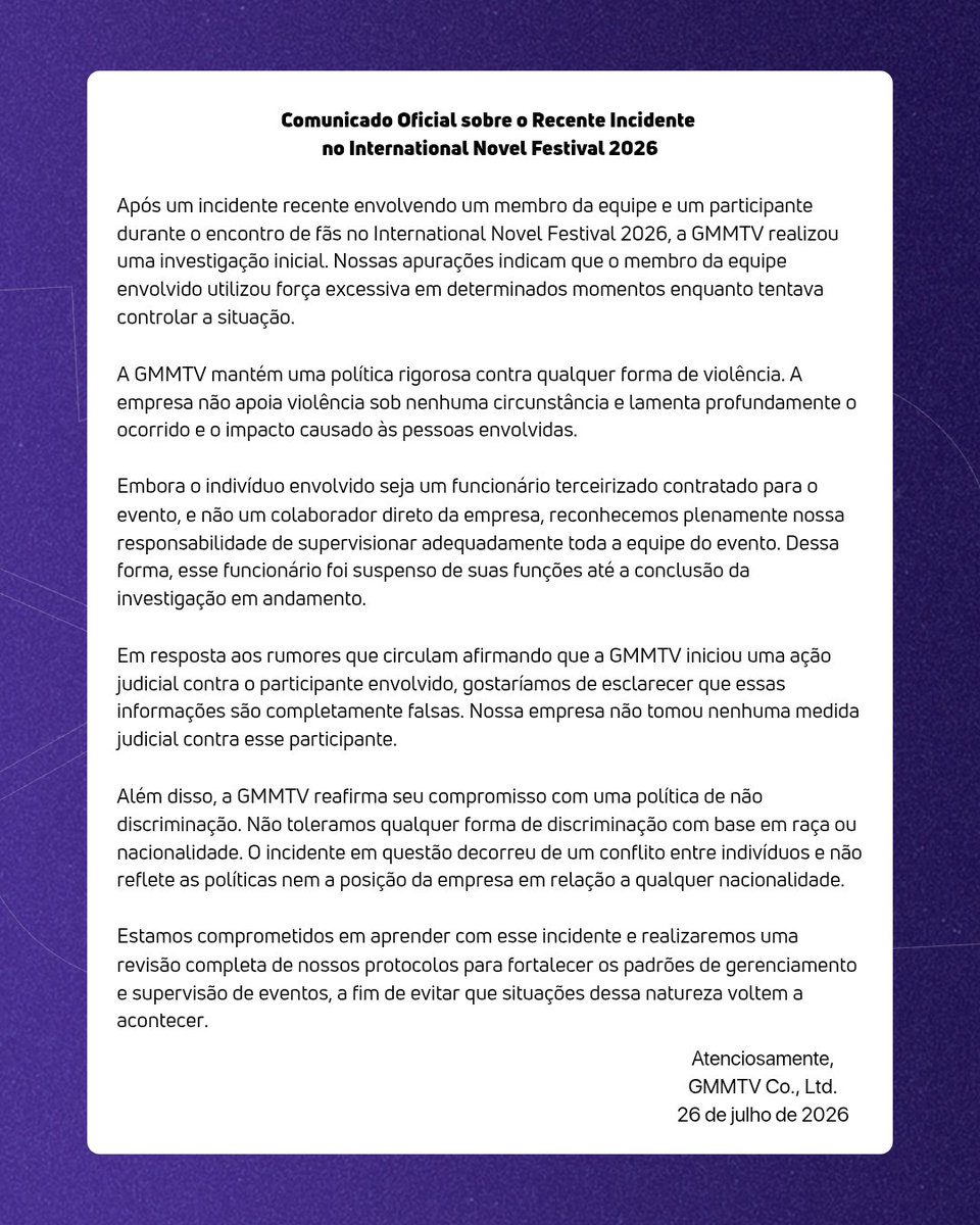 hubboyslove's tweet photo. Após mobilização da campanha “GMMTV Pare com a Violência Contra os Fãs”, a empresa emitiu uma nota suspendendo a staff que teria usado força excessiva contra uma fã. 

A GMMTV informou que a staff que aparece nas imagens é uma funcionária terceirizada para o evento e que foi desligada de suas funções pelo uso de força excessiva. 

Ontem o assunto viralizou nas redes e chegou a alcançar o primeiro lugar do Hot Search do Weibo. Hoje, imagens divulgadas mostram um esvaziamento de público no evento. 

Ainda em nota, GMMTV negou os boatos de que processaria a fã e afirmou que não apoia nenhum tipo de violência ou descriminação. Atualmente há uma investigação em andamento para apurar o que realmente aconteceu no evento.