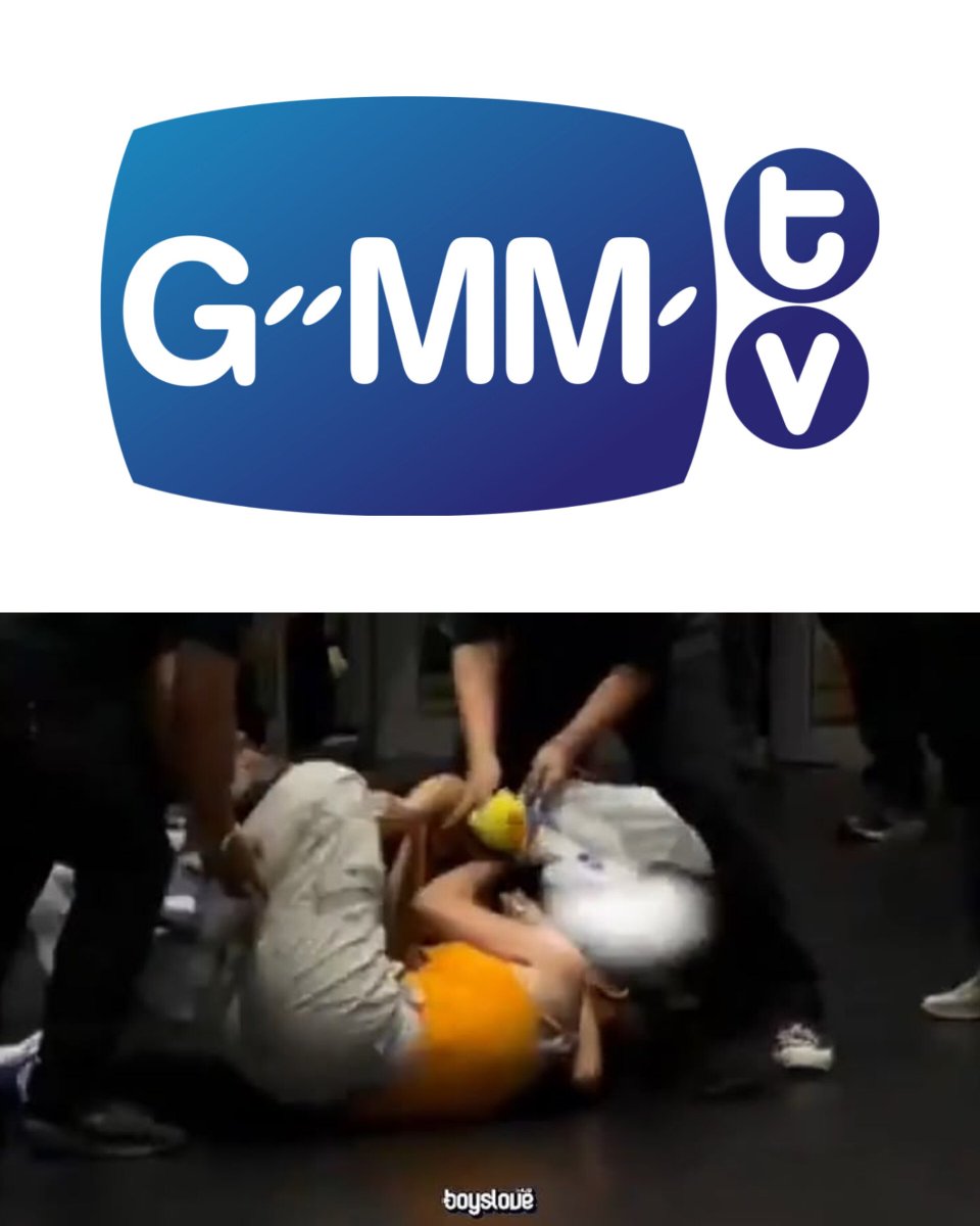 hubboyslove's tweet photo. Após mobilização da campanha “GMMTV Pare com a Violência Contra os Fãs”, a empresa emitiu uma nota suspendendo a staff que teria usado força excessiva contra uma fã. 

A GMMTV informou que a staff que aparece nas imagens é uma funcionária terceirizada para o evento e que foi desligada de suas funções pelo uso de força excessiva. 

Ontem o assunto viralizou nas redes e chegou a alcançar o primeiro lugar do Hot Search do Weibo. Hoje, imagens divulgadas mostram um esvaziamento de público no evento. 

Ainda em nota, GMMTV negou os boatos de que processaria a fã e afirmou que não apoia nenhum tipo de violência ou descriminação. Atualmente há uma investigação em andamento para apurar o que realmente aconteceu no evento.