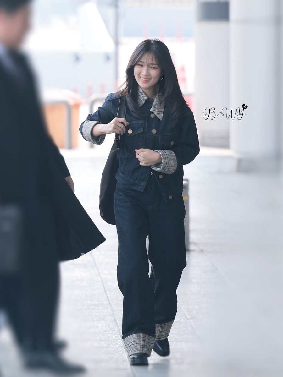 bewithyou_SG's tweet photo. 🎀260312🎀 HyeYoon 출근 

#KimHyeYoon #김혜윤 https://t.co/SFrTB8RWYI
