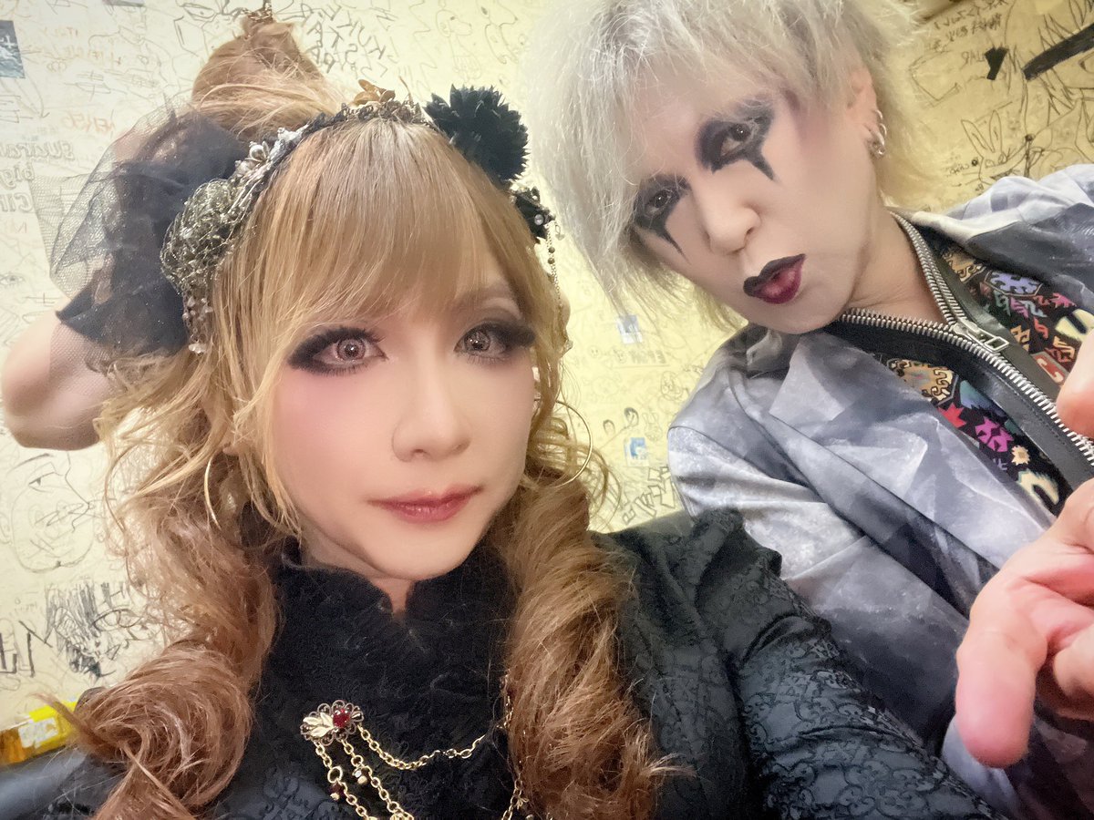 HIZAKIofficial's tweet photo. Köziさんと
隣の席で楽屋も楽しかったです！ https://t.co/QB4ygjrAN1