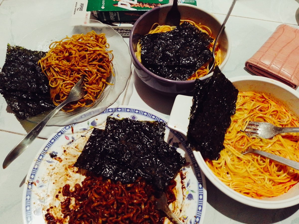 sakuyayey's tweet photo. 26/7/26
hari ke #1⃣6⃣ , hari ini aku lengkapi catatan pelajaran yang belum lemkap📚🖋 📓, kerjain soal math ⛓️🔎🧮, lalu setelah dibantai math aku mukbang mie🥣🍜🍝 bersama #myfriend 👩🏻🦰👩🏻🦰👩🏻🦰👩🏻🦰👒🧶 https://t.co/HwDRQXvz43
