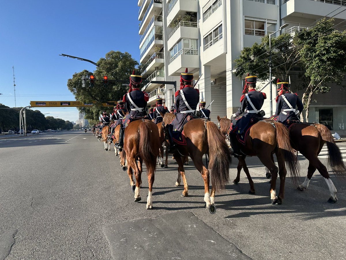 Granaderosarg's tweet photo. El Regimiento ya salió rumbo a la rural de Palermo 🐴🇦🇷

 #Granaderos  #SomosPatria #HerederosDelLibertador #UnRegimientoConHistoria #SomosHistoriaViva https://t.co/SOI4gdD5U0