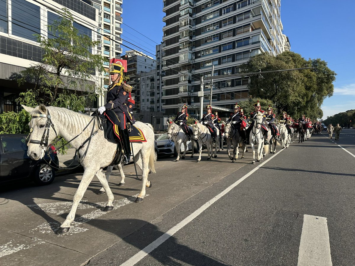 Granaderosarg's tweet photo. El Regimiento ya salió rumbo a la rural de Palermo 🐴🇦🇷

 #Granaderos  #SomosPatria #HerederosDelLibertador #UnRegimientoConHistoria #SomosHistoriaViva https://t.co/SOI4gdD5U0