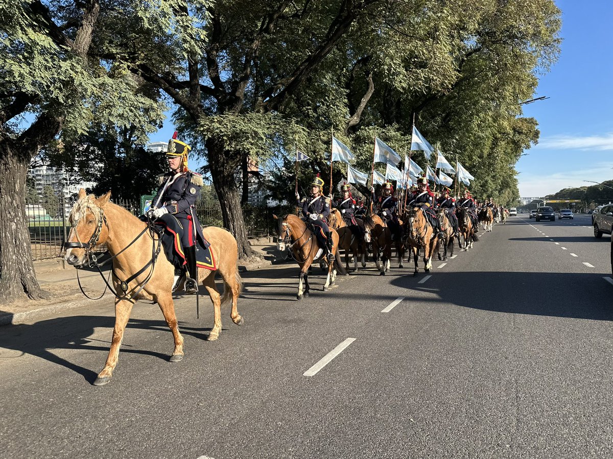 Granaderosarg's tweet photo. El Regimiento ya salió rumbo a la rural de Palermo 🐴🇦🇷

 #Granaderos  #SomosPatria #HerederosDelLibertador #UnRegimientoConHistoria #SomosHistoriaViva https://t.co/SOI4gdD5U0